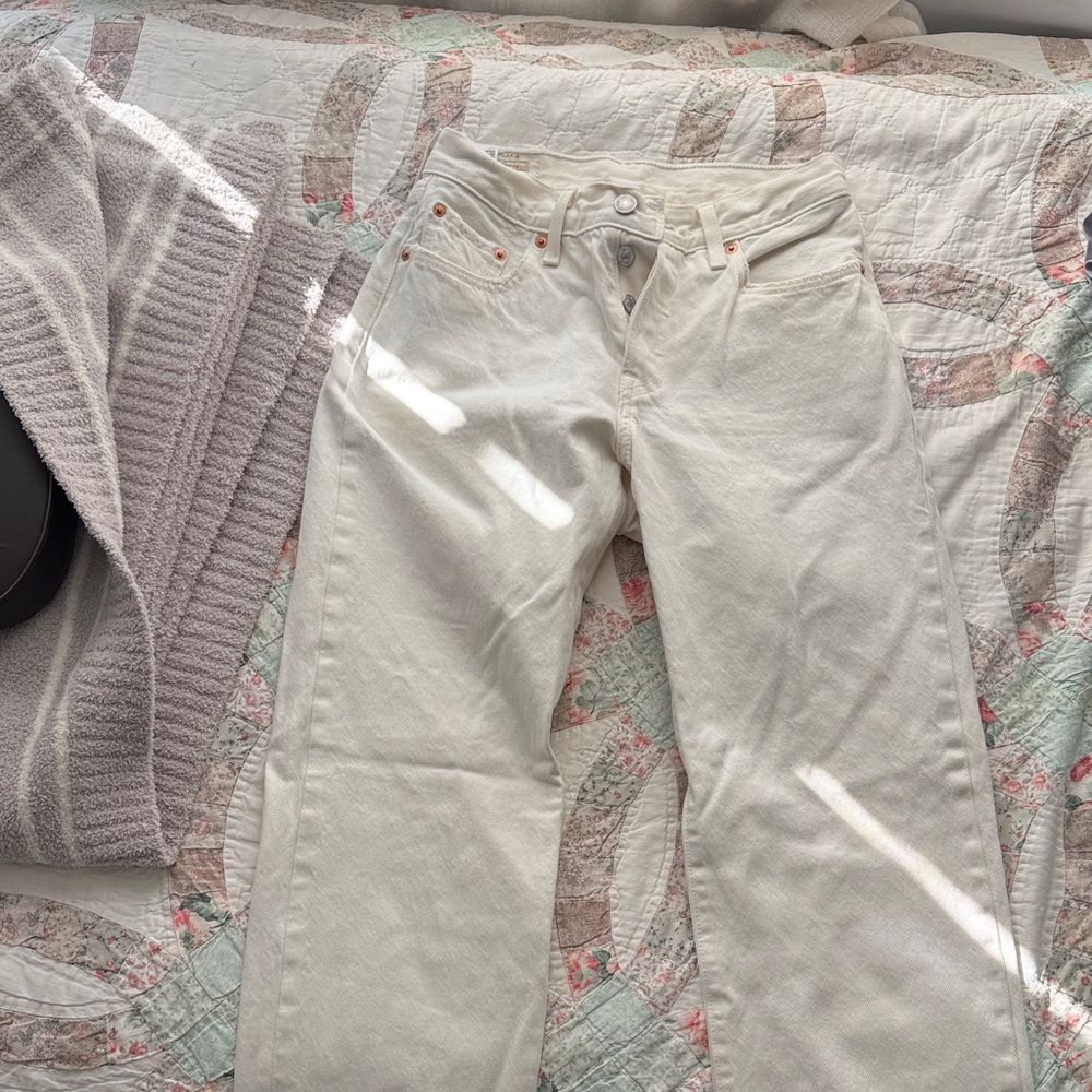 Levi's Straight Leg Jeans in Off-White/Cream
